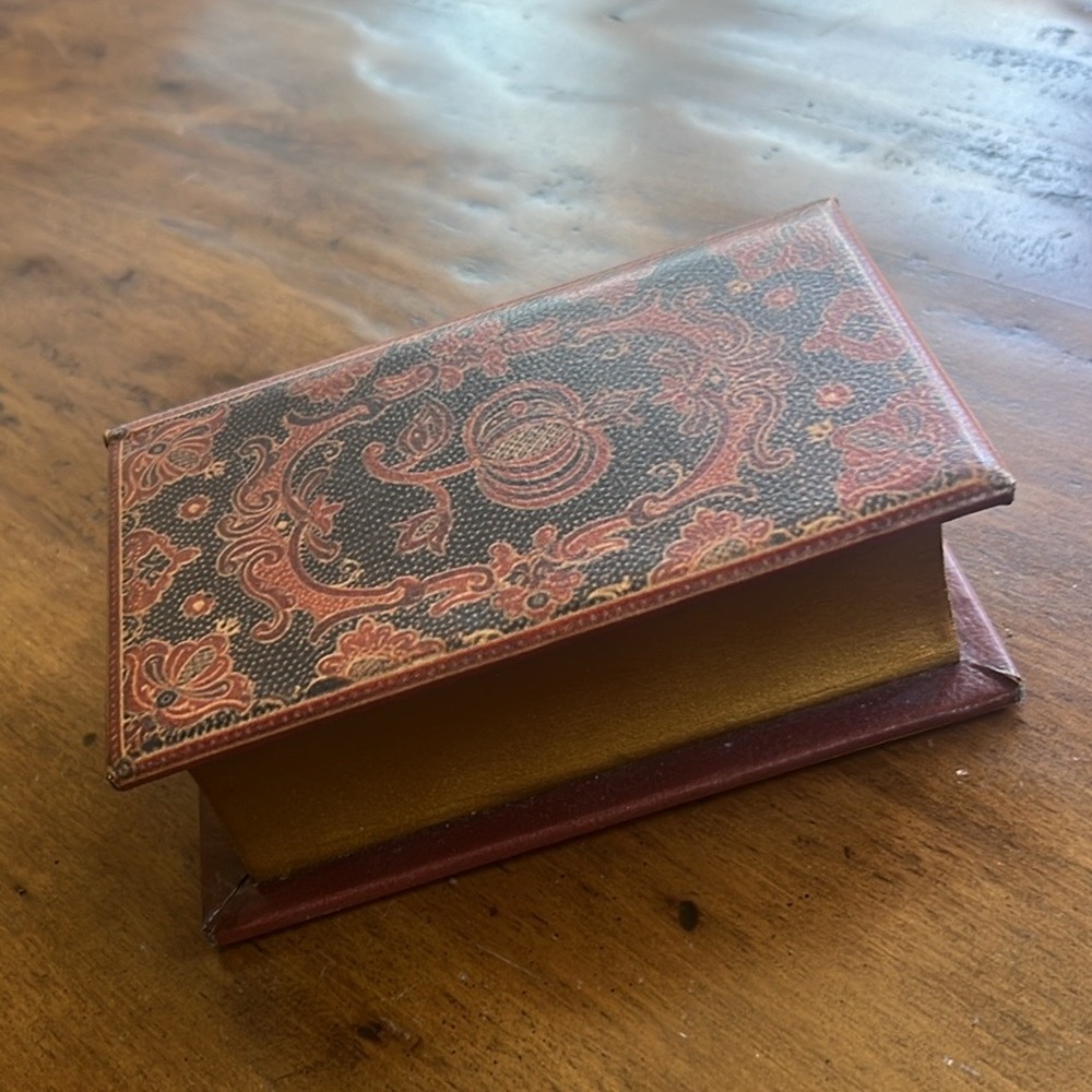 Classic Old World Faux Leather Book Box Hidden Storage
4 W x 6.5 L x 2.5 H. New.